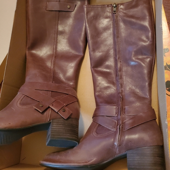 Ugg Leather Boots - Picture 1 of 8